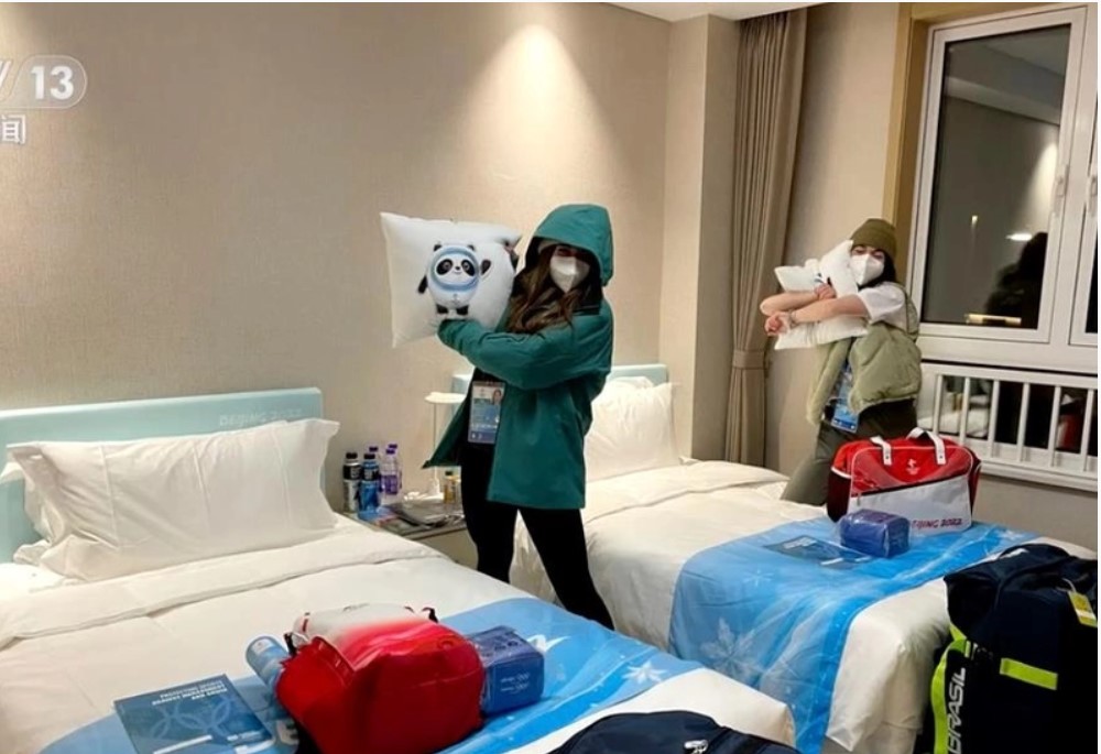 习近平:赠双胞胎孩子 摩亲王获一对冰墩墩