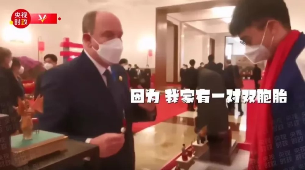 习近平:赠双胞胎孩子 摩亲王获一对冰墩墩