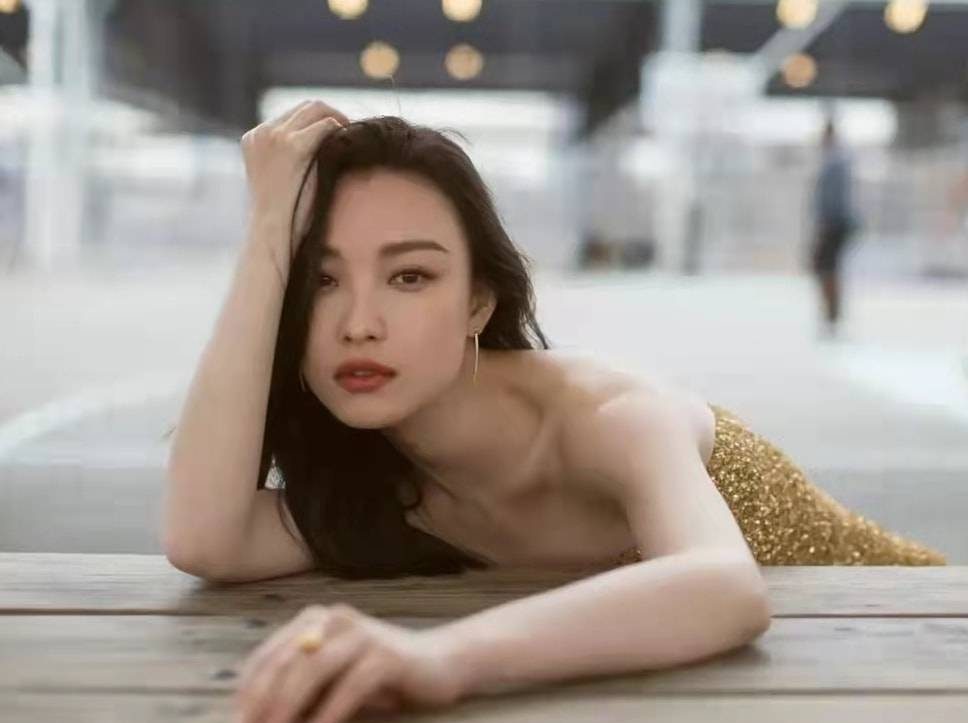 倪妮公园拍照动作惹议 被指“缺乏安全意识”