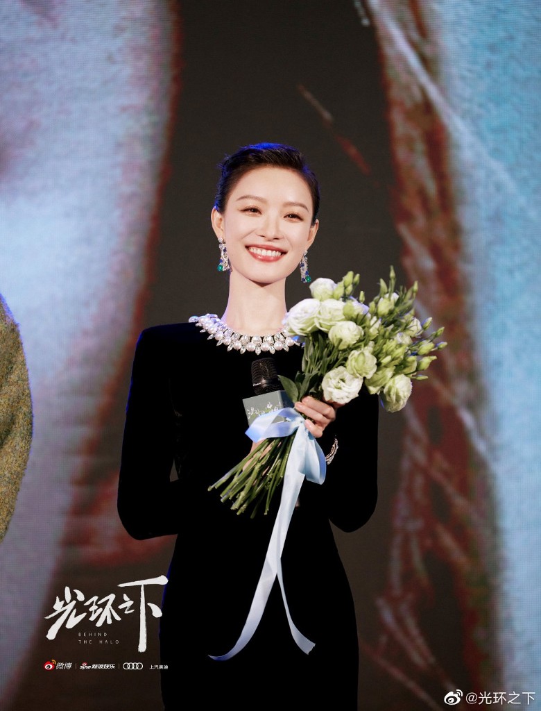 倪妮公园拍照动作惹议 被指“缺乏安全意识”