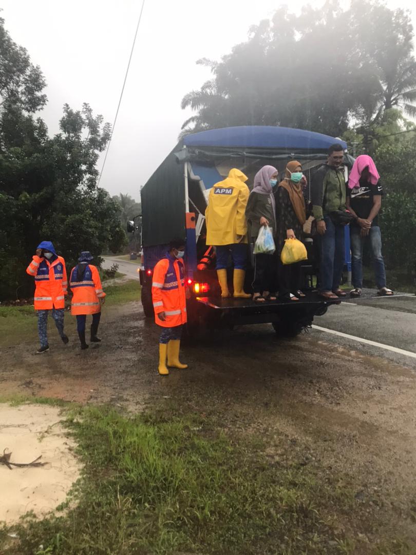 全:大雨下不停,登州水灾灾情恶化,至今5个县沦陷成为灾区,共有2598人受影响,暂时撤离家园到疏散中心。