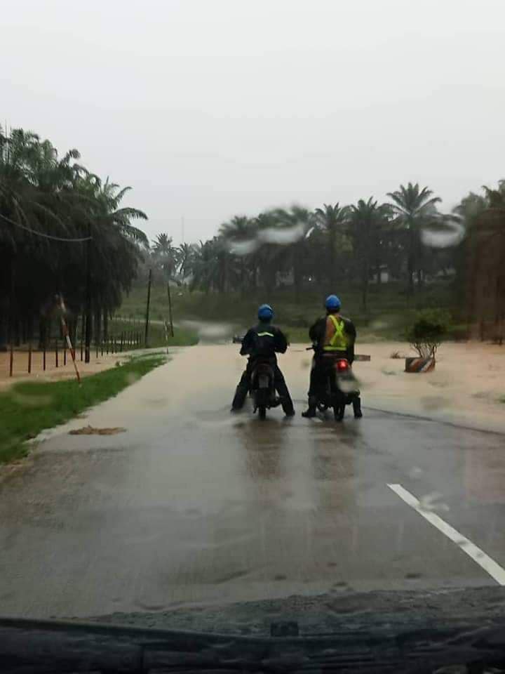 全:大雨下不停,登州水灾灾情恶化,至今5个县沦陷成为灾区,共有2598人受影响,暂时撤离家园到疏散中心。