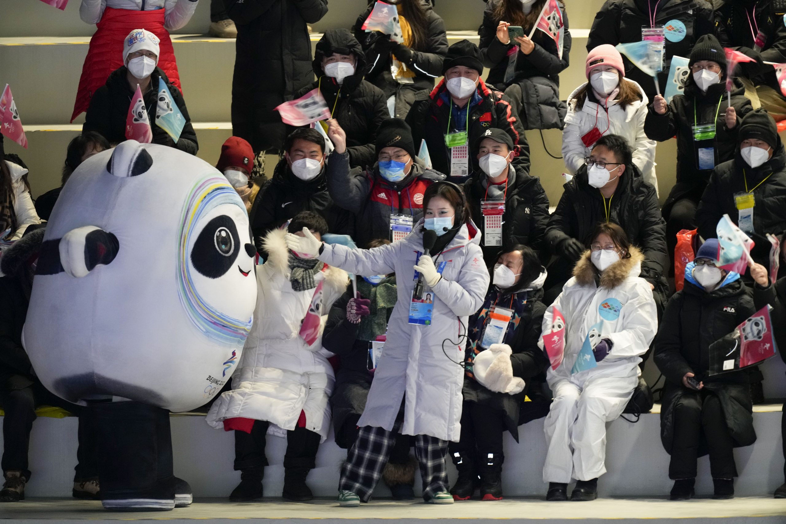 冬奥开幕最强“种草机” 冰墩墩 周边品 掀抢购