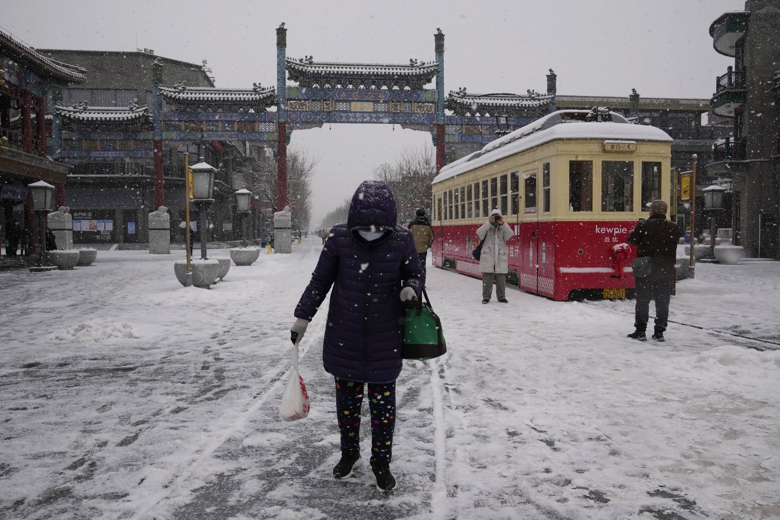冬奥迎虎年首场雪 北京发「暴雪蓝色预警」