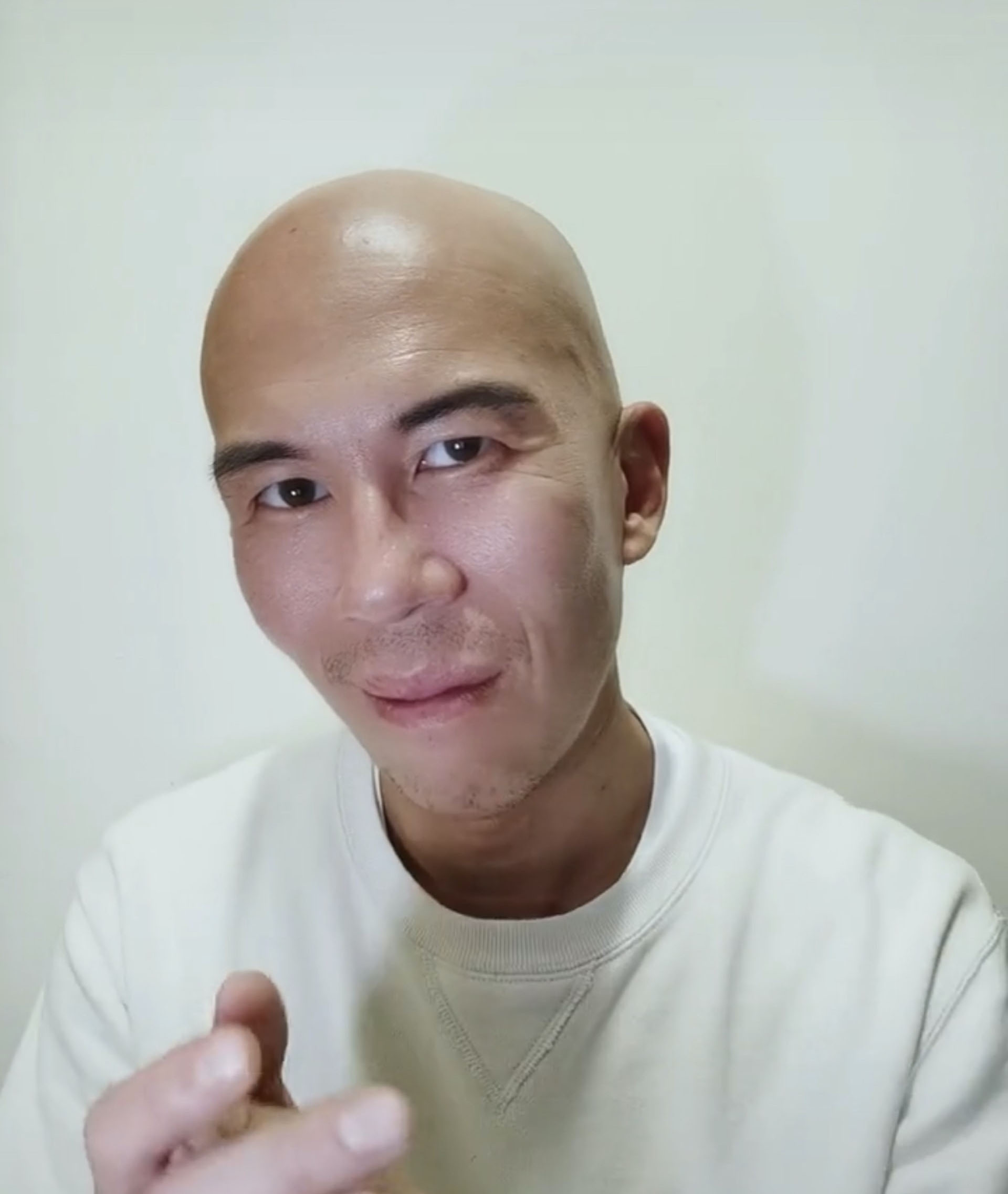 拿疫情开玩笑?|甩试剂盒配《赌神》音乐 港歌手被轰“不好笑!”