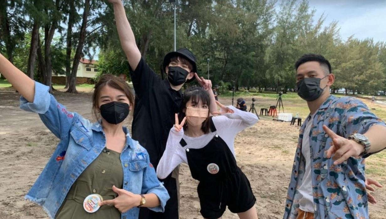 接综艺甩偶包变大胆 Fuying被驼鸟“种草莓”