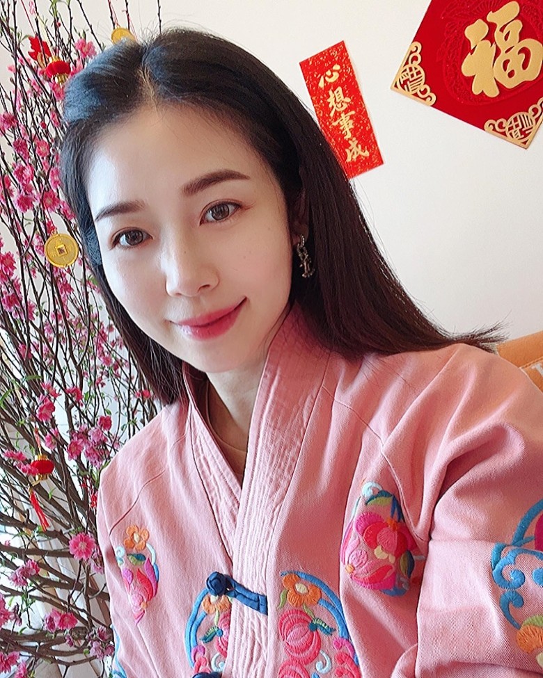 杨秀惠情人节宣布诞女 晒一家四口牵手照
