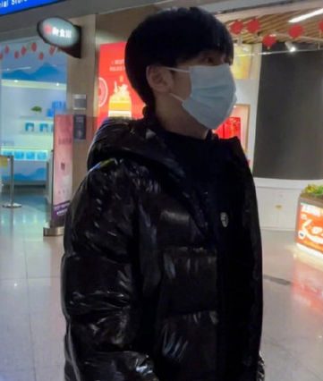 被追问与张子枫恋情 焉栩嘉遭围堵怒吼:闪开!