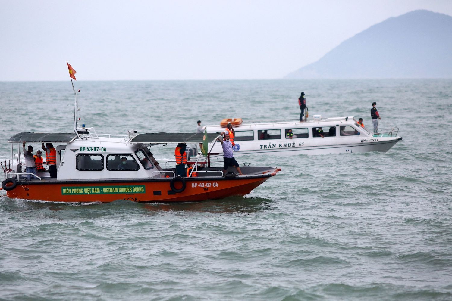 越南/受恶劣天气及巨浪影响 观光船沉没最少13死