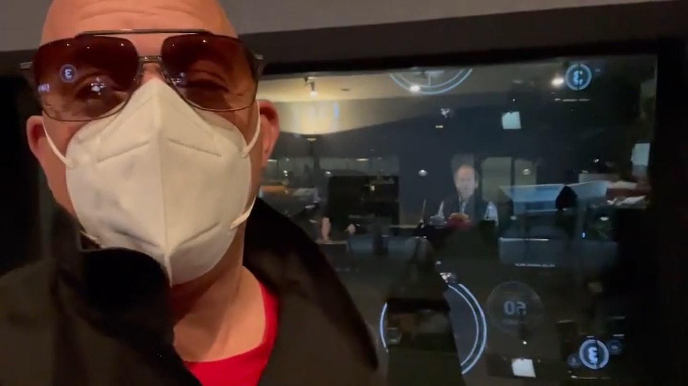 防疫到底! 云迪素戴口罩进录音室
