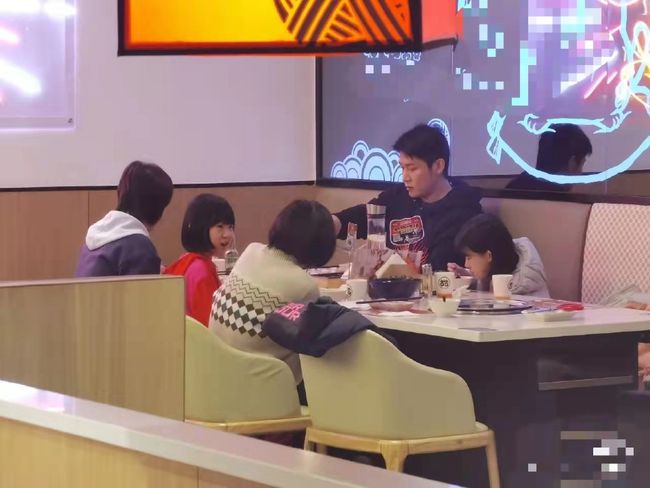 陆毅一家四口聚餐被拍 不老颜值网惊喊:要疯了