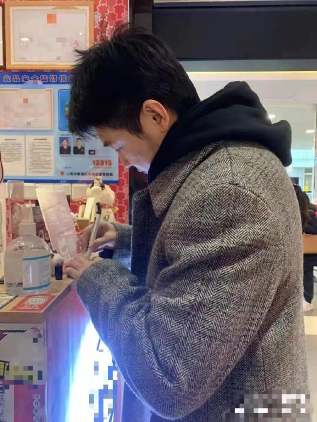 陆毅一家四口聚餐被拍 不老颜值网惊喊:要疯了