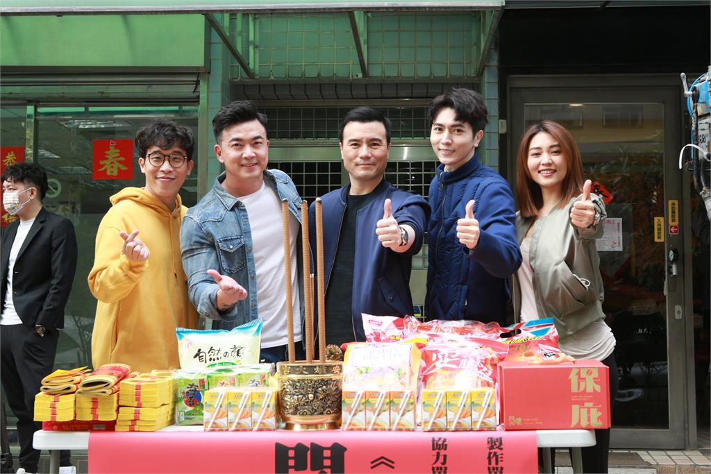 首次与李铭顺分两地过年 范文芳甜喊“我有小情人陪”