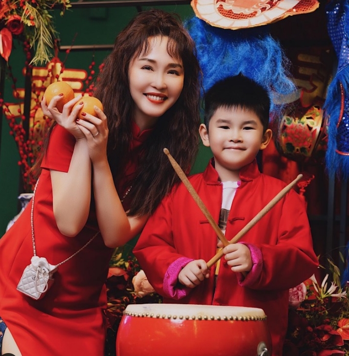 首次与李铭顺分两地过年 范文芳甜喊“我有小情人陪”