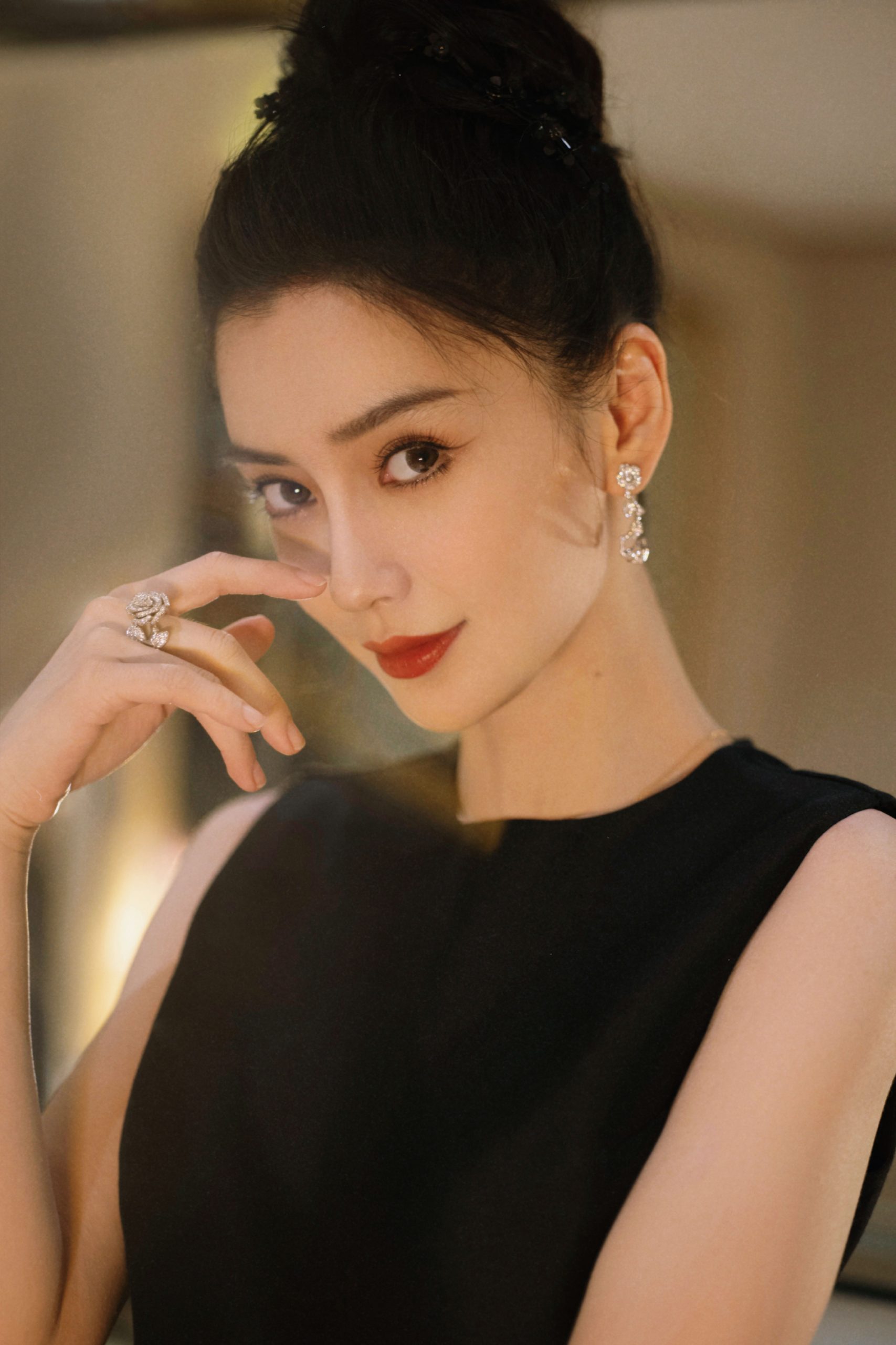Angelababy恢单38天传密会富商被隔离 助理祭出烂嘴咀咒