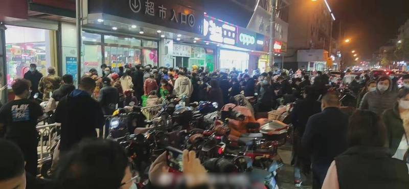 上海浦东居民连夜囤菜为分区封控做准备 有人抢菜大打出手