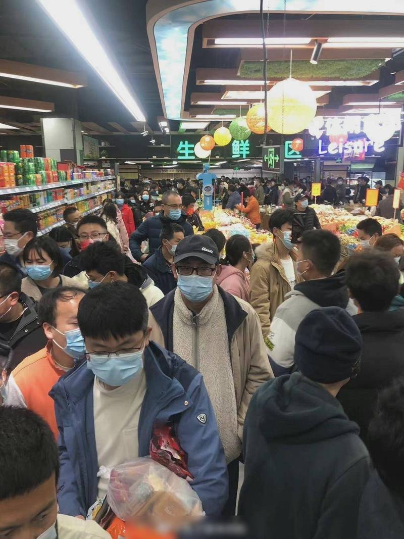 上海浦东居民连夜囤菜为分区封控做准备 有人抢菜大打出手