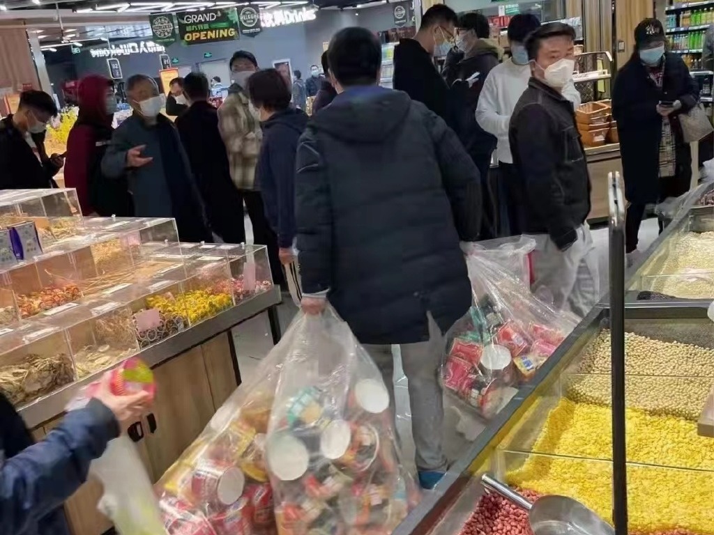上海浦东居民连夜囤菜为分区封控做准备 有人抢菜大打出手