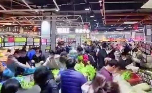 上海浦东居民连夜囤菜为分区封控做准备 有人抢菜大打出手