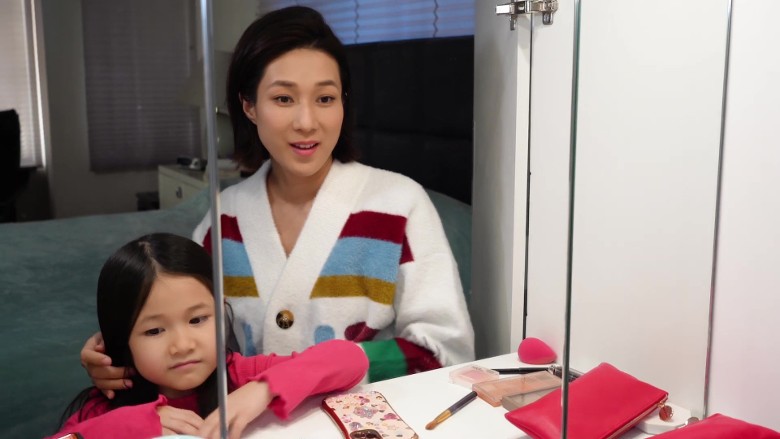 大女儿“专业”化妆 锺嘉欣秒变Elsa