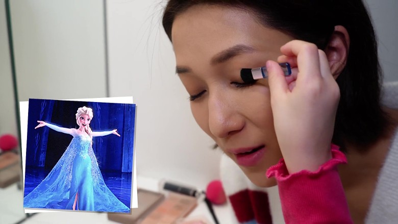大女儿“专业”化妆 锺嘉欣秒变Elsa