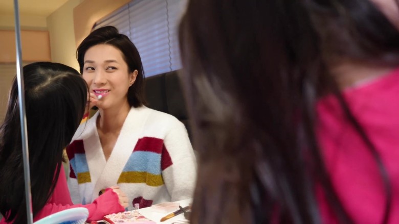大女儿“专业”化妆 锺嘉欣秒变Elsa