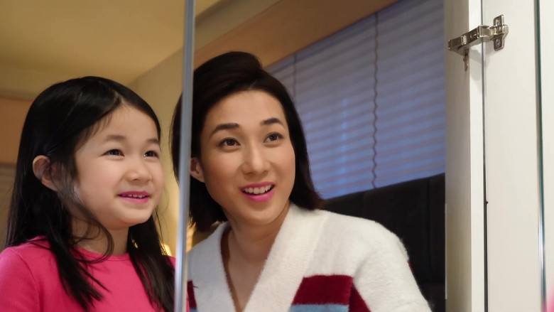 大女儿“专业”化妆 锺嘉欣秒变Elsa
