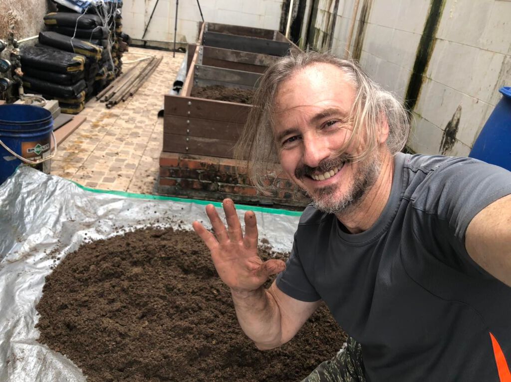 忧全球食物链被打断 河国荣未雨绸缪家中种菜自给自足
