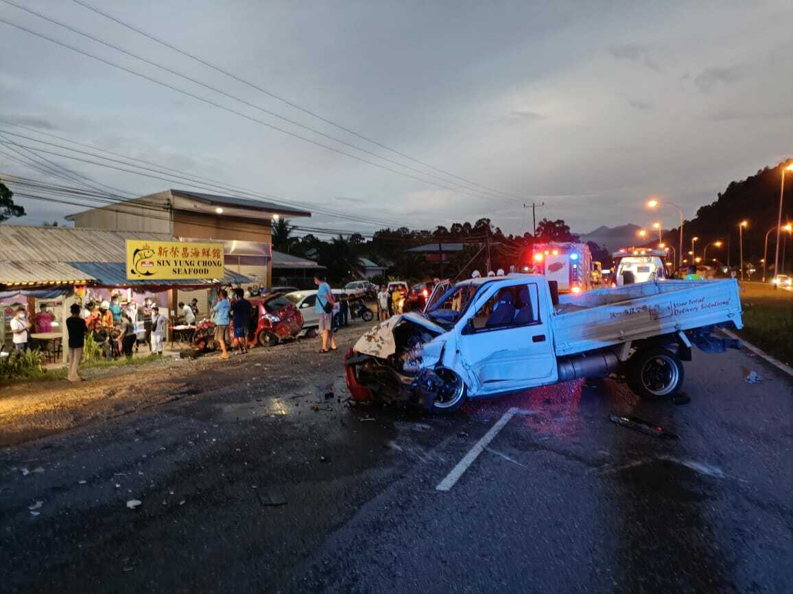昨日傍晚六时许,晋连路死亡车祸,母子驱车回家途中遭遇车祸,双双断魂车祸现场