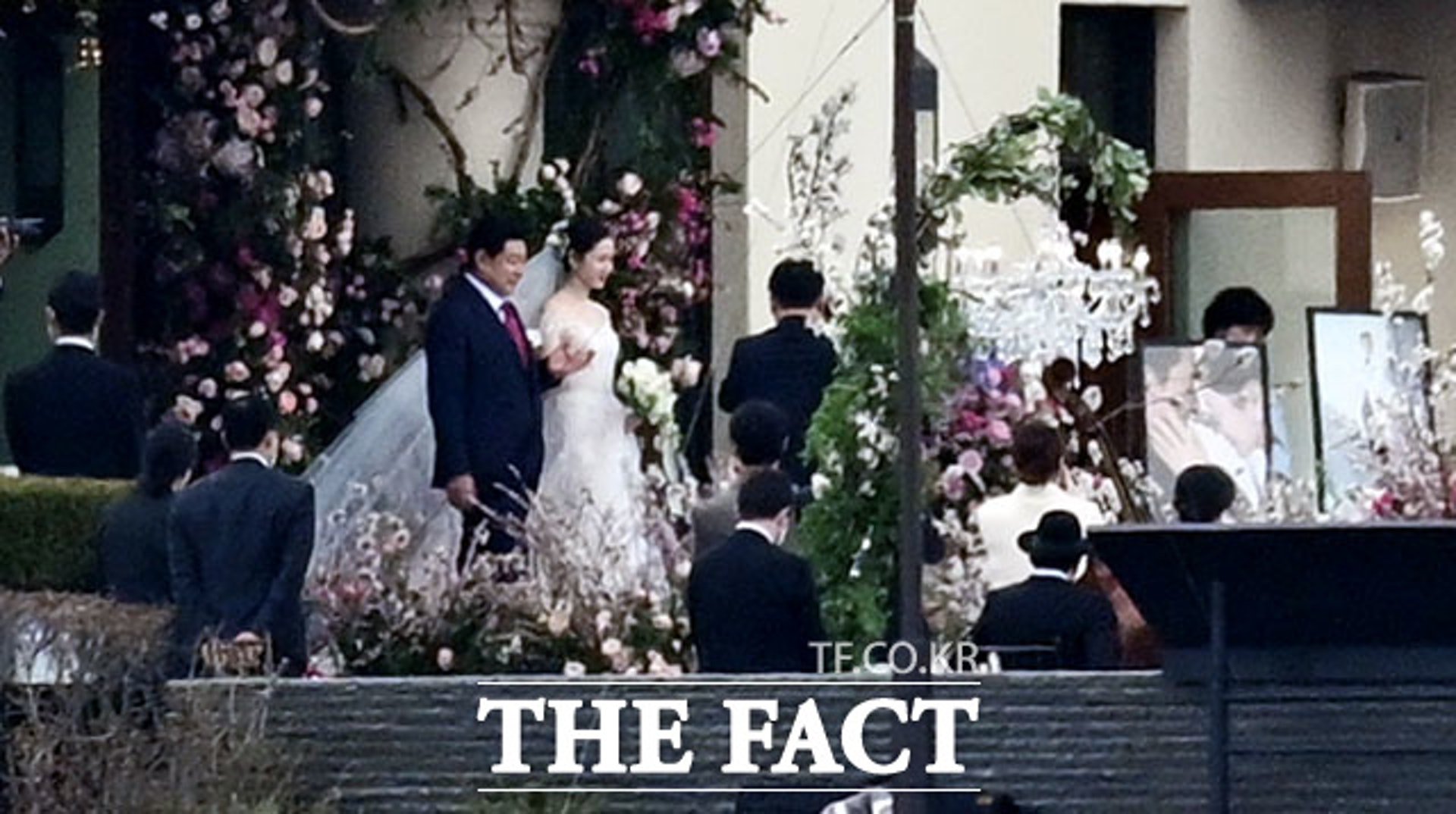 未公开婚纱照曝光 孙艺真感动落泪玄彬紧握小手