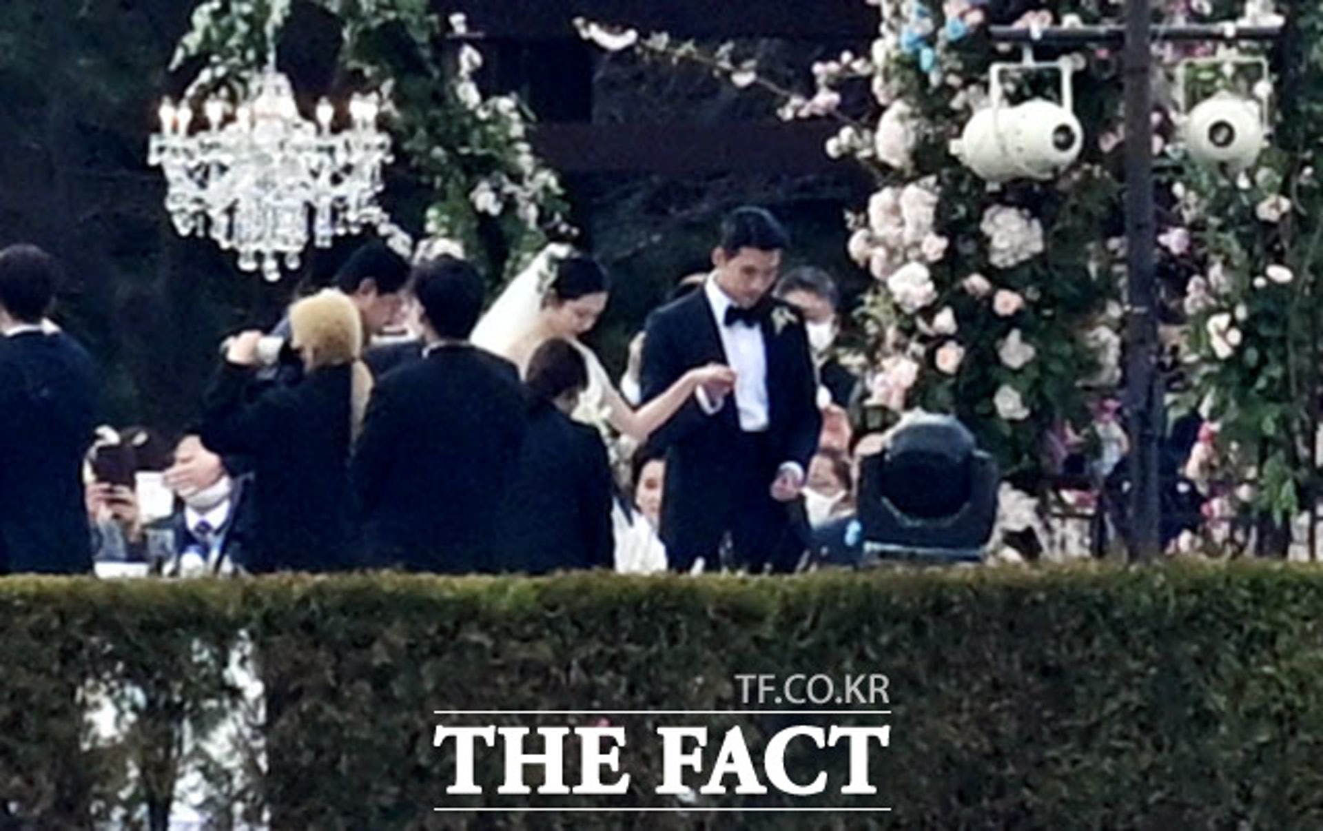 未公开婚纱照曝光 孙艺真感动落泪玄彬紧握小手