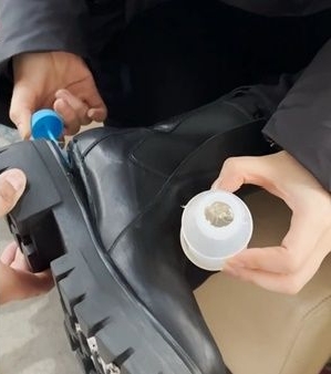 机场鞋子遭扯坏拿胶水黏 谭松韵自嘲画面有好笑