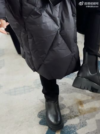 机场鞋子遭扯坏拿胶水黏 谭松韵自嘲画面有好笑