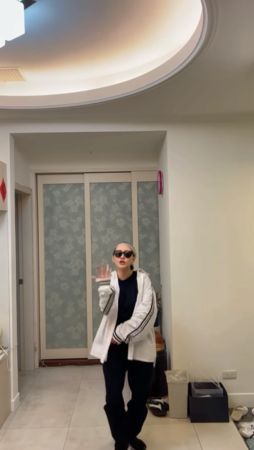 模仿酷龙热舞迎姐夫 小S:我姐会杀死我!