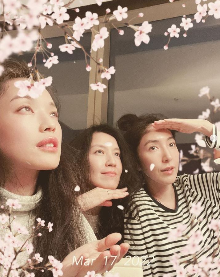 舒淇杨谨华隔离出关晒美照 网歪楼:问苏妈妈凶手是谁