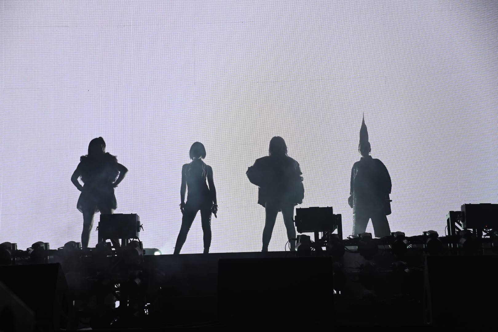 2NE1惊喜合体登美音乐节 Dara嗨到飞鞋