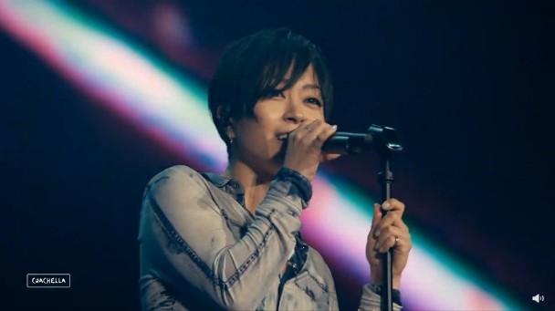2NE1惊喜合体登美音乐节 Dara嗨到飞鞋