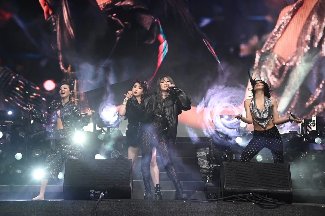 2NE1惊喜合体登美音乐节 Dara嗨到飞鞋