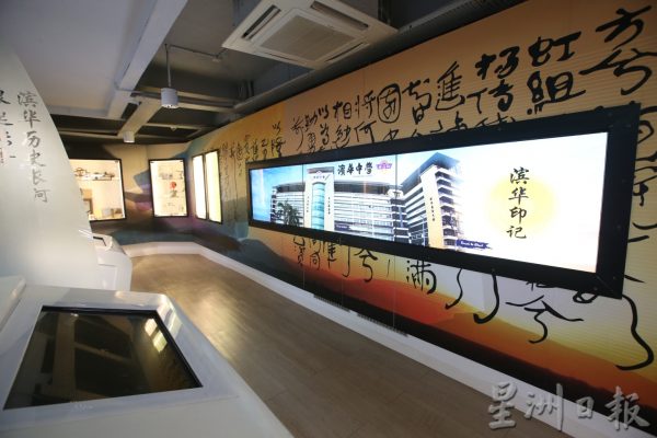 【现代学校图书馆01】设施藏书贴近时代,欢迎开启学问任意门