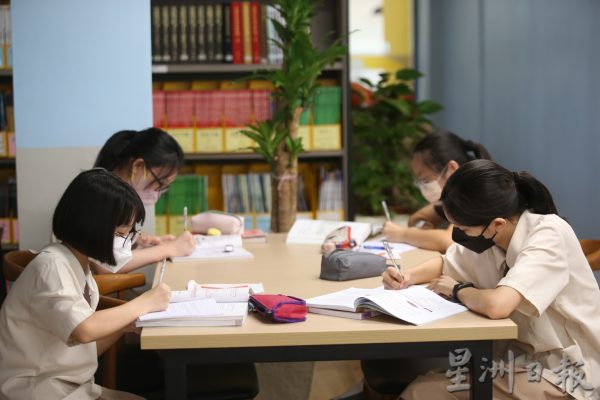 【现代学校图书馆01】设施藏书贴近时代,欢迎开启学问任意门