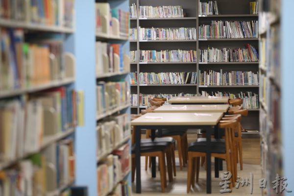 【现代学校图书馆01】设施藏书贴近时代,欢迎开启学问任意门