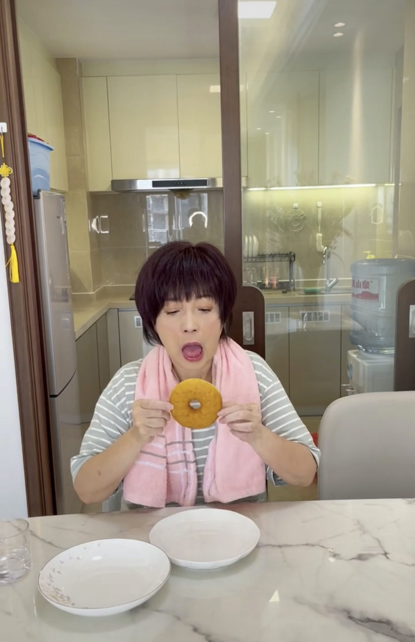 上海封城|苑琼丹1甜甜圈分几餐吃 拍视频搞笑玩出火