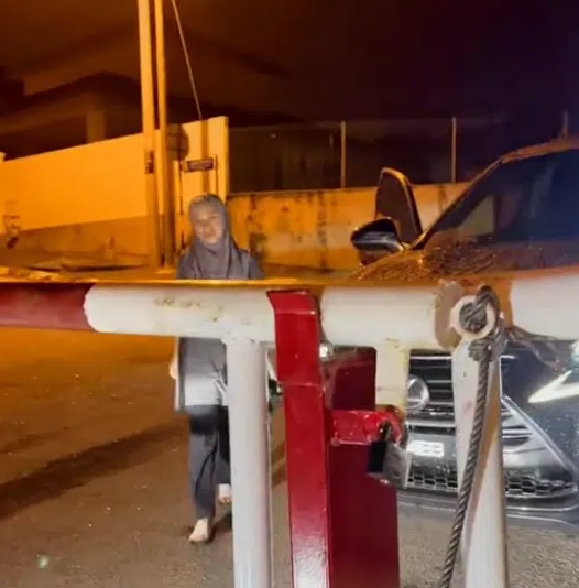 不满丈夫夜归 妻子上锁住宅区入口处