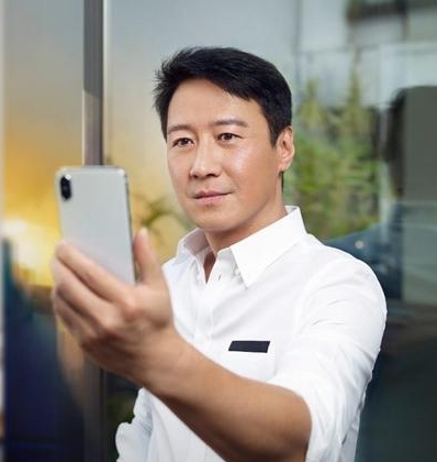 与黎明同框照登热搜 网笑具俊晔像保镖