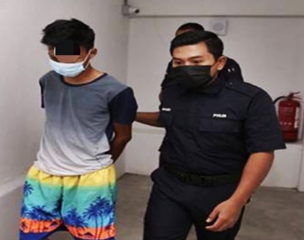 全国:丹州一名男子涉嫌强奸一名少女,还将裸照传给女子的家人,被控上万捷地庭时不认罪。