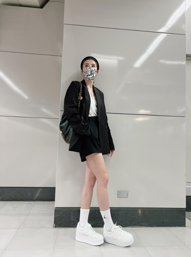 小祯戴口罩露电眼撞脸乐坛天后 网惊呼:以为是蔡依林!