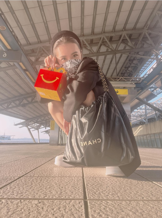 小祯戴口罩露电眼撞脸乐坛天后 网惊呼:以为是蔡依林!