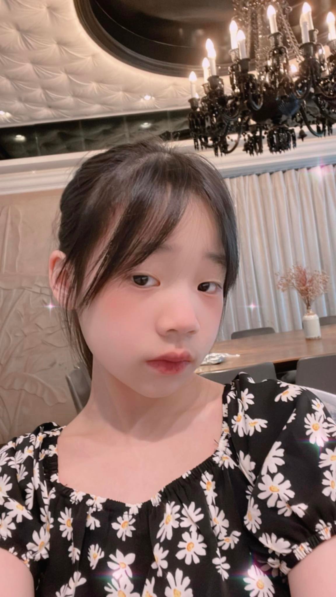 小S10岁小女儿晒自拍 网暴动抢认岳母