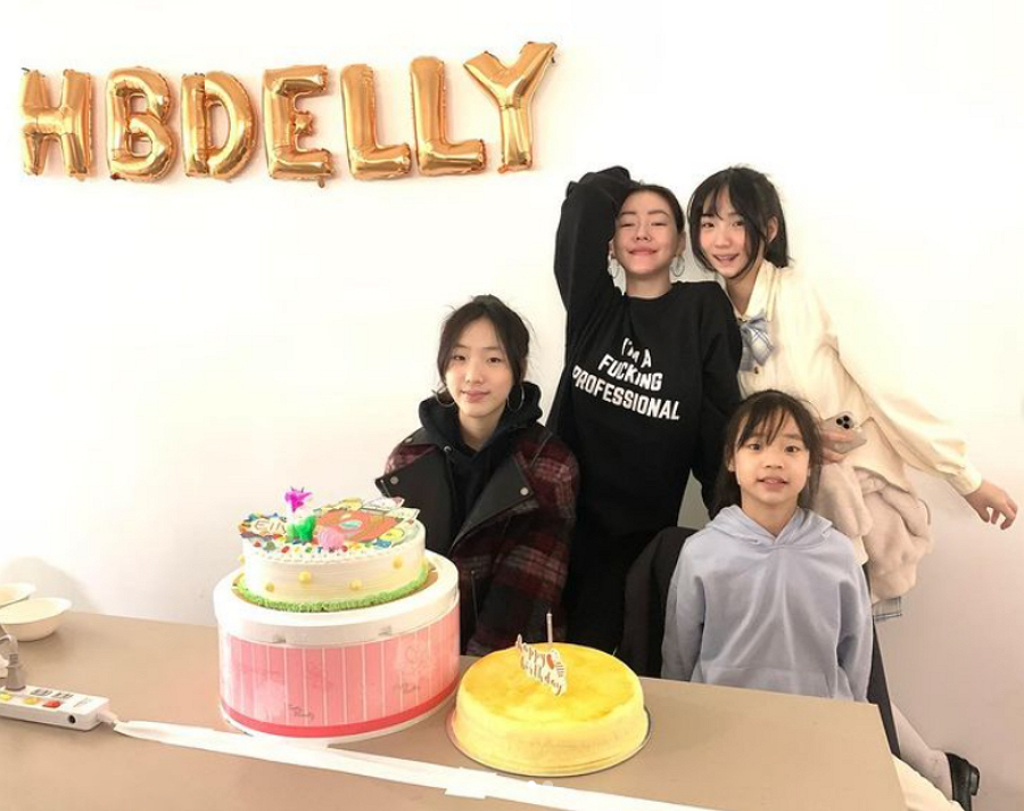 小S10岁小女儿晒自拍 网暴动抢认岳母