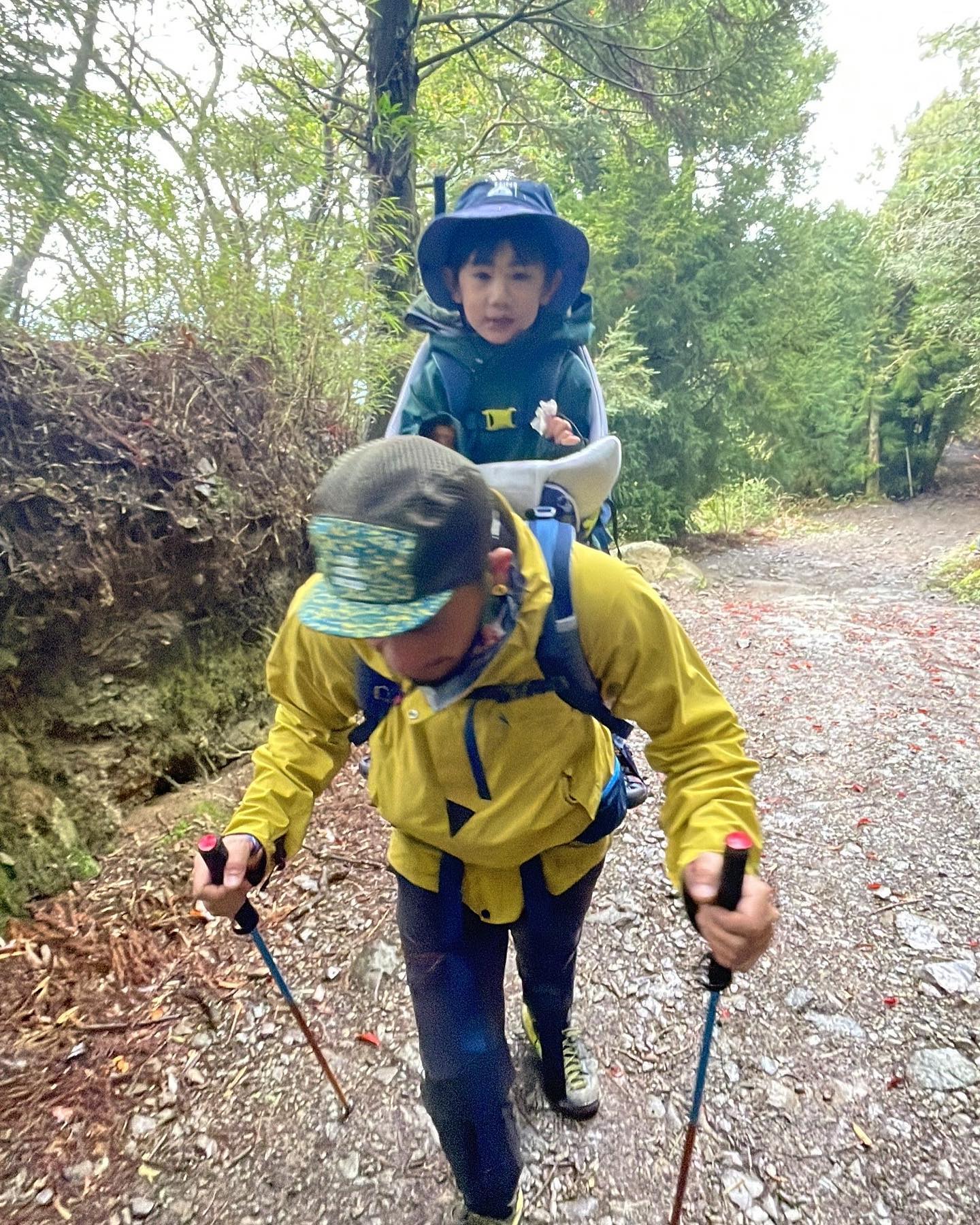 张震岳伴儿戏水险遭撞 怒呛白目车反被抓违规
